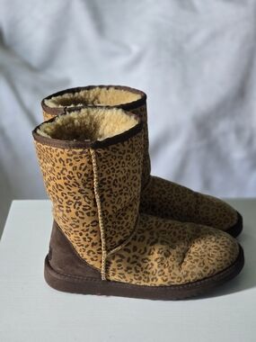 Rare UGG Leopard print boots Women's Size 6
